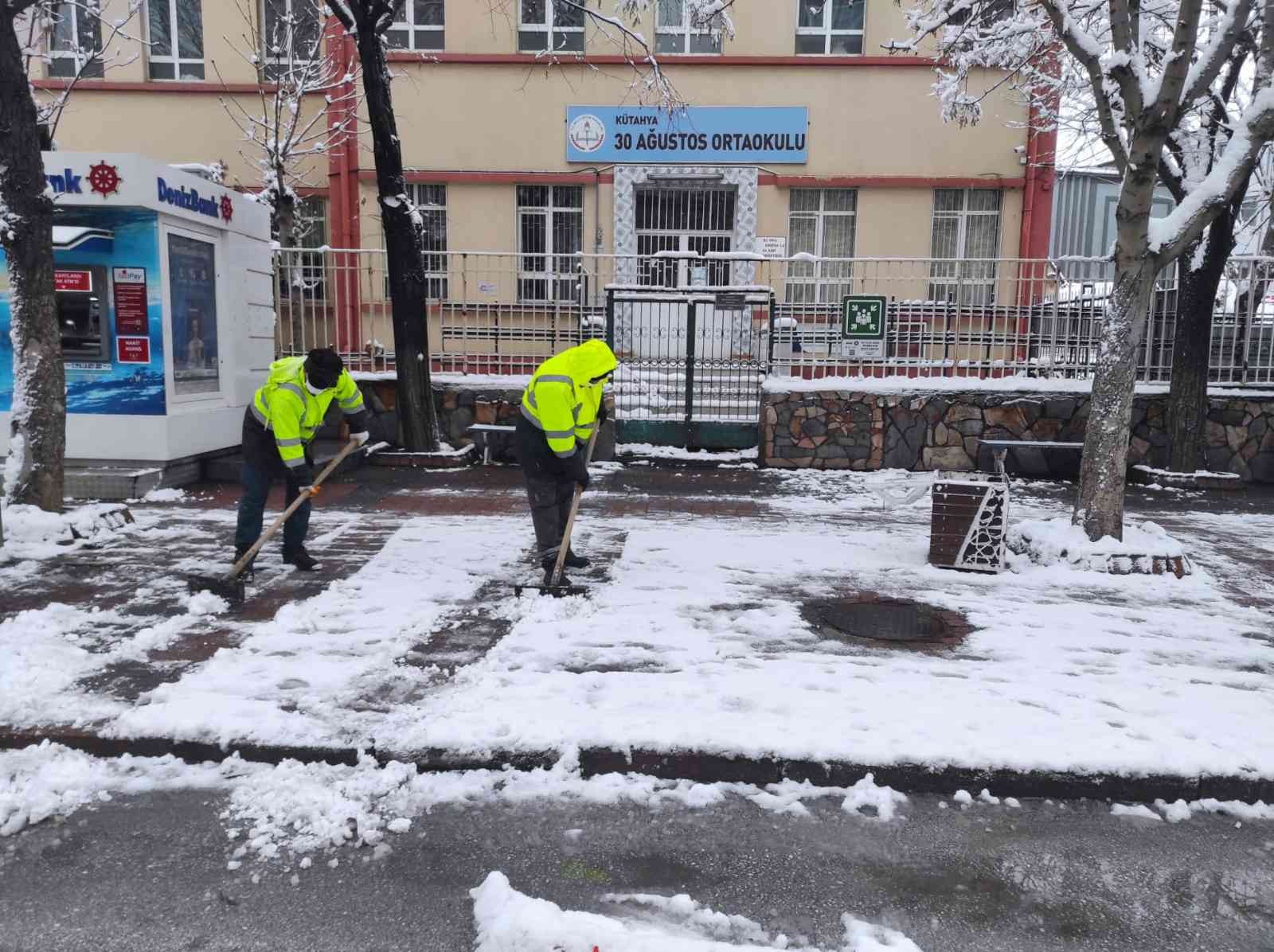 Cadde ve sokaklarda kar temizleme çalışmaları #kutahya