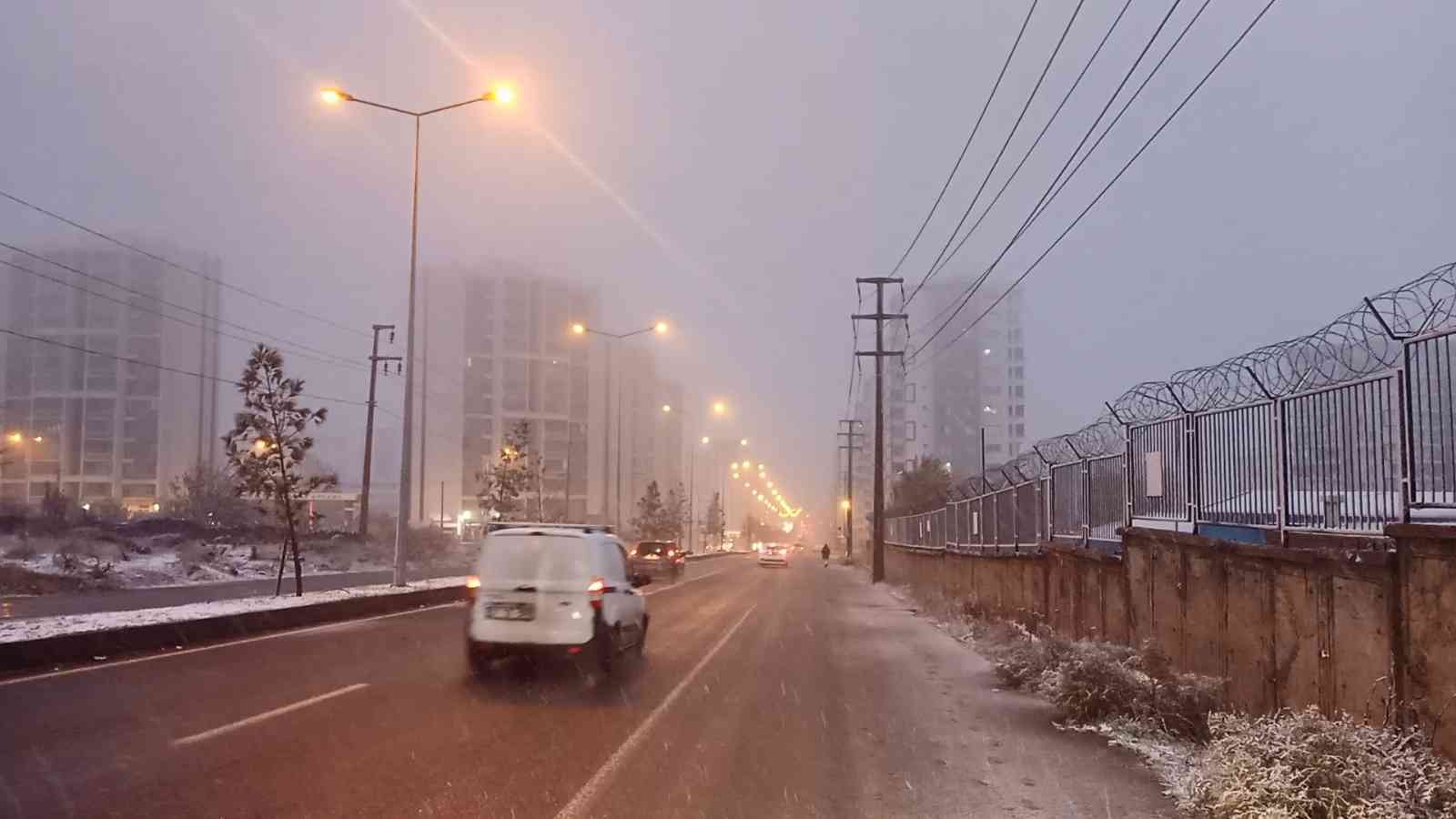 Diyarbakır’a mevsimin ilk karı yağdı #diyarbakir