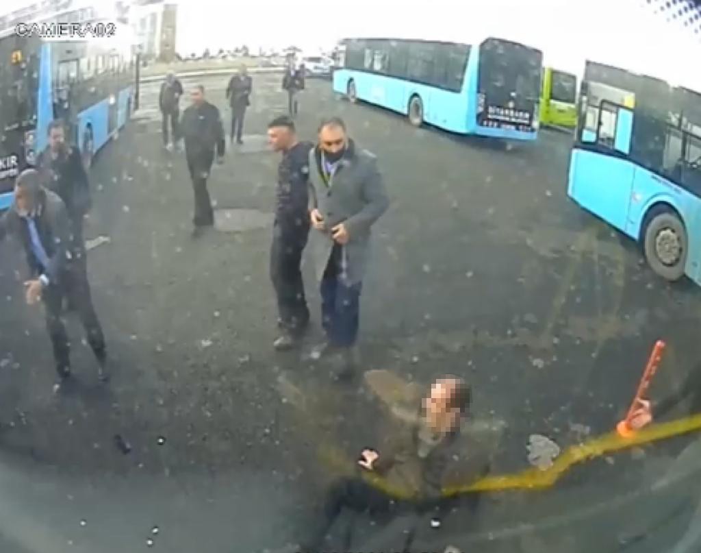 Halk otobüsü şoförüyle tartışan şahıs, taksiyle durağa giderek şoförü bıçakladı #diyarbakir