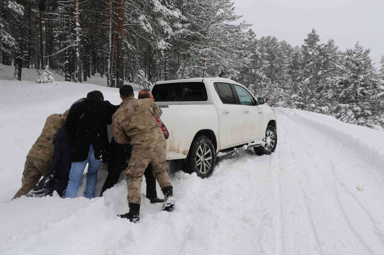 Kardan yolda kalan araçlar jandarma ve özel idaresi ekiplerince kurtarıldı #erzincan
