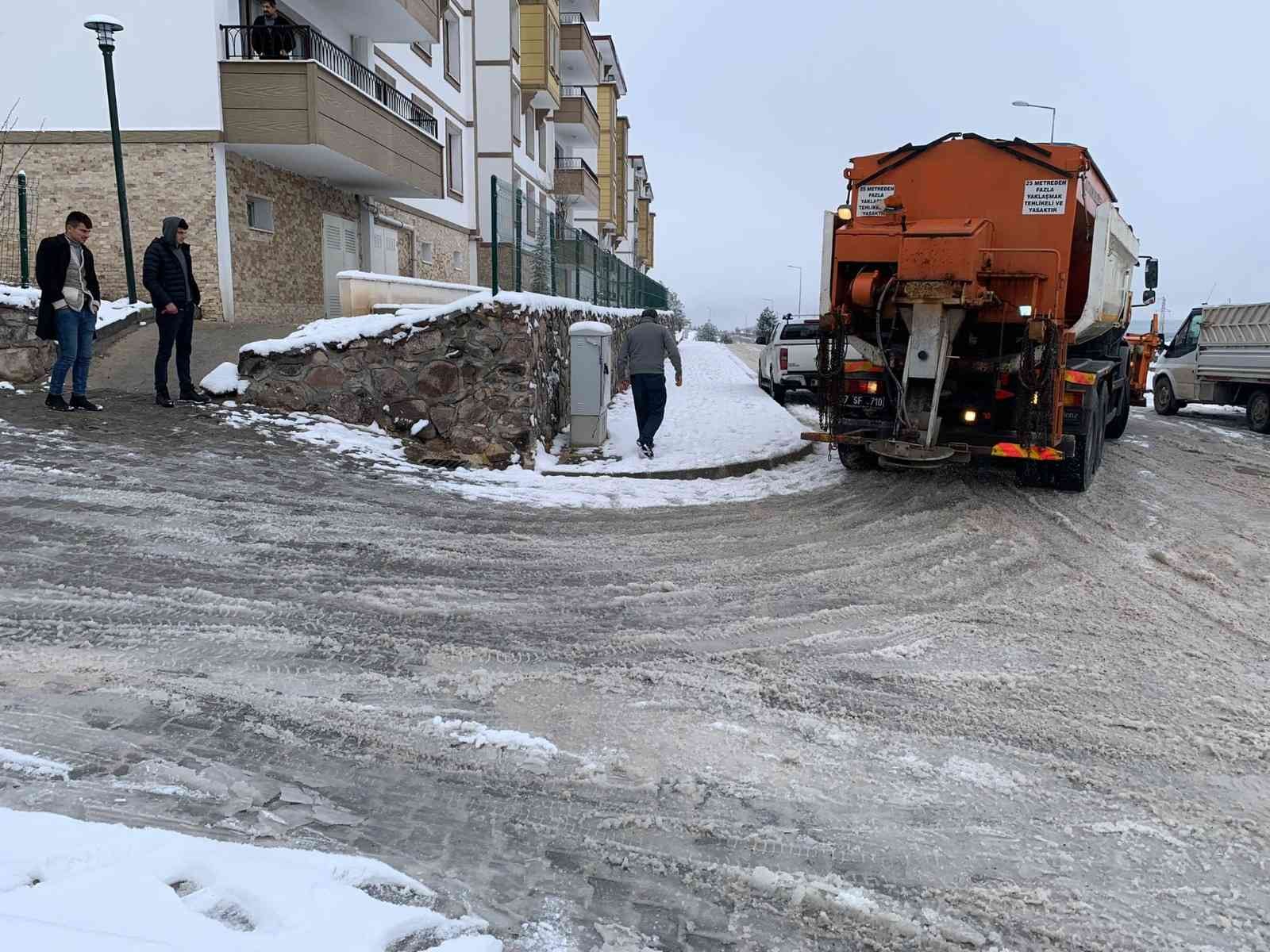 Kastamonu Belediyesi, kar yağışının ardından temizlik çalışması başlattı #kastamonu