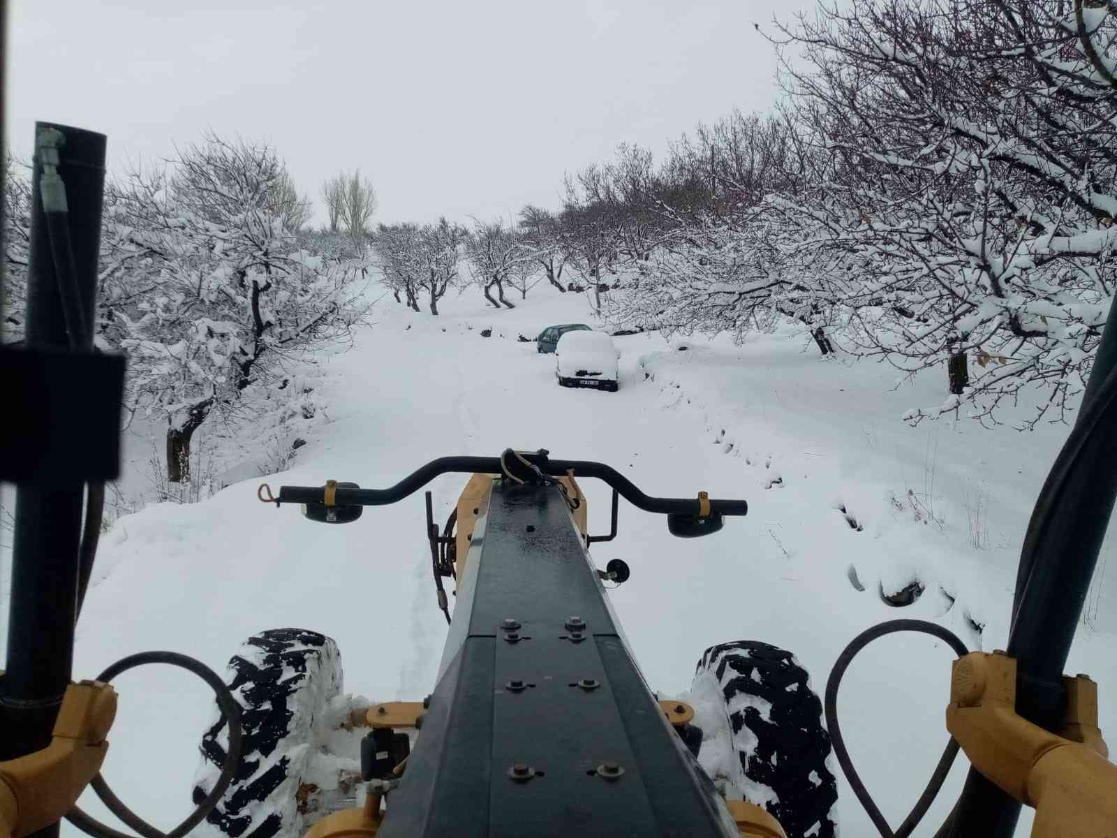 Malatya’da kar nedeniyle 15 köyün yolu kapandı #malatya