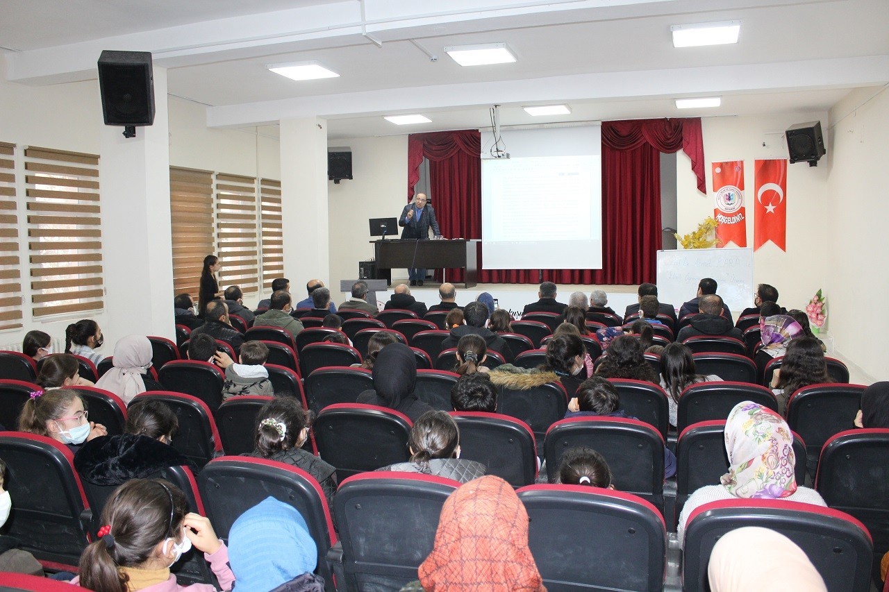Kahta’da ‘Öğrenme ve Öğrenme Süreçleri’ konferansı düzenlendi #adiyaman