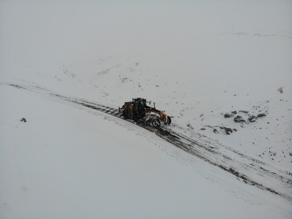 Ağrı’da 237 köy yolu kar nedeniyle ulaşıma kapandı #agri