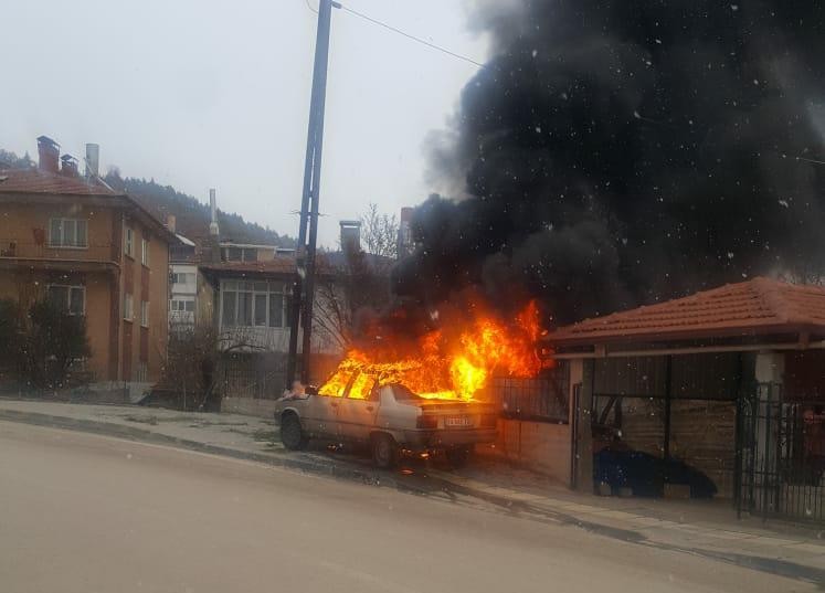 Ankara’da yanan otomobil itfaiye ekipleri tarafından söndürüldü #ankara