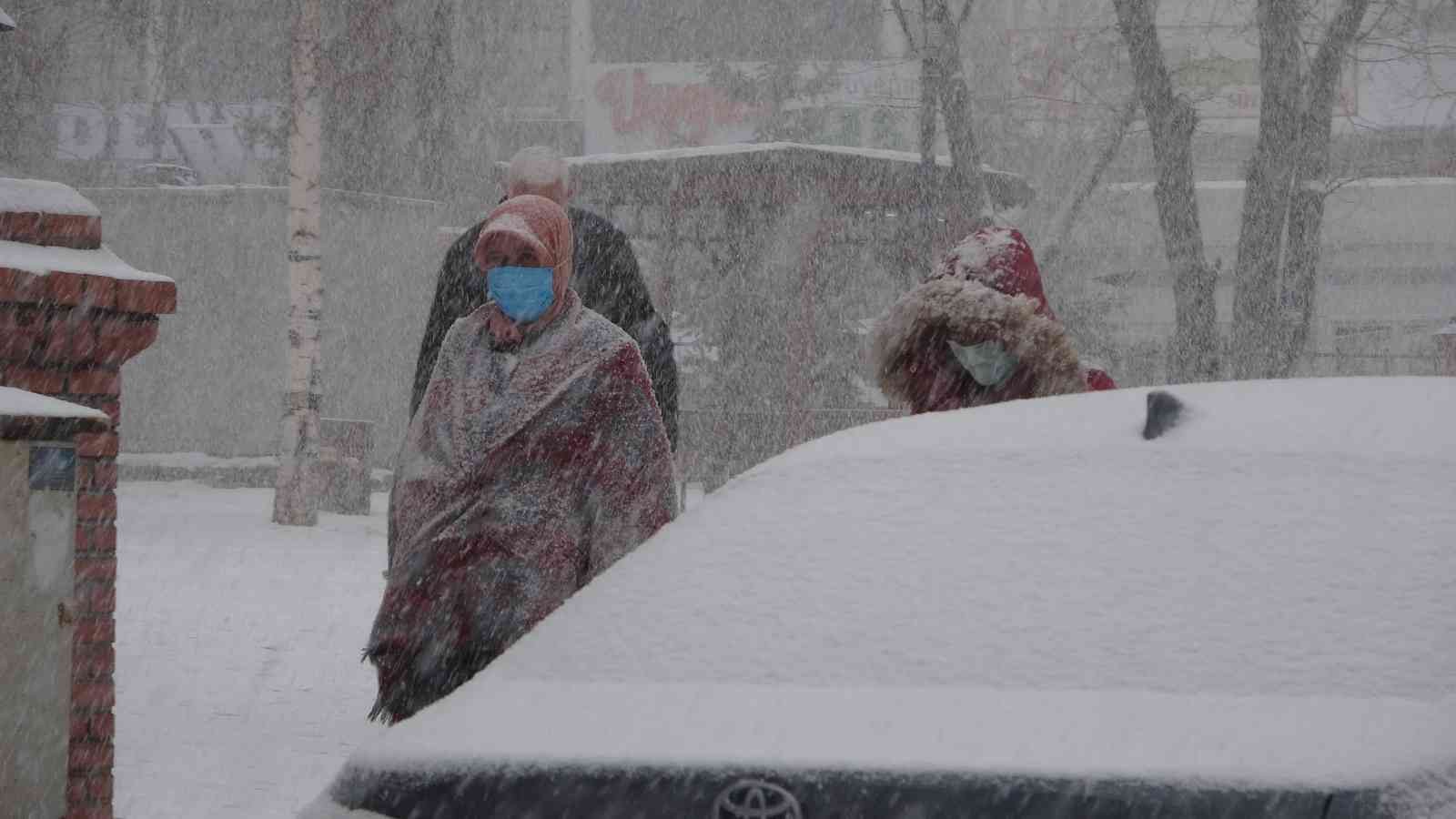 Ardahan’ın Posof ilçesinde köy yolları kapandı, okullar tatil edildi #ardahan