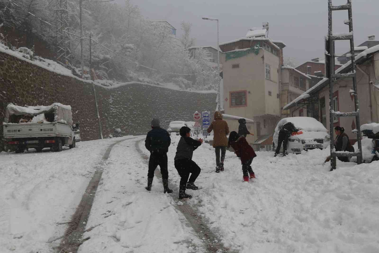 Artvin’de kar yağışı nedeniyle 125 köy yolu ulaşıma kapandı #artvin