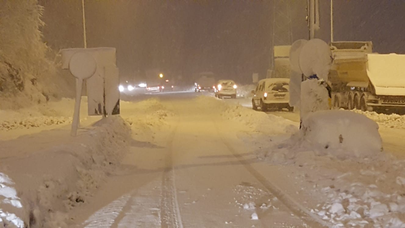Artvin’de kar yağışı nedeniyle Hopa-Borçka karayolunda uzun araç kuyrukları oluştu #artvin