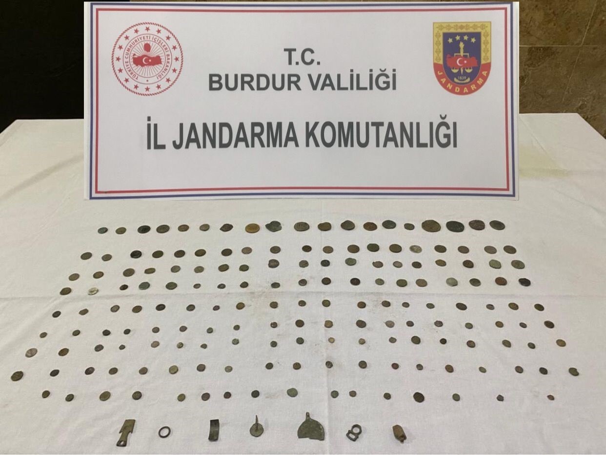 Jandarma durdurduğu araçta 175 parça tarihi eser buldu #burdur