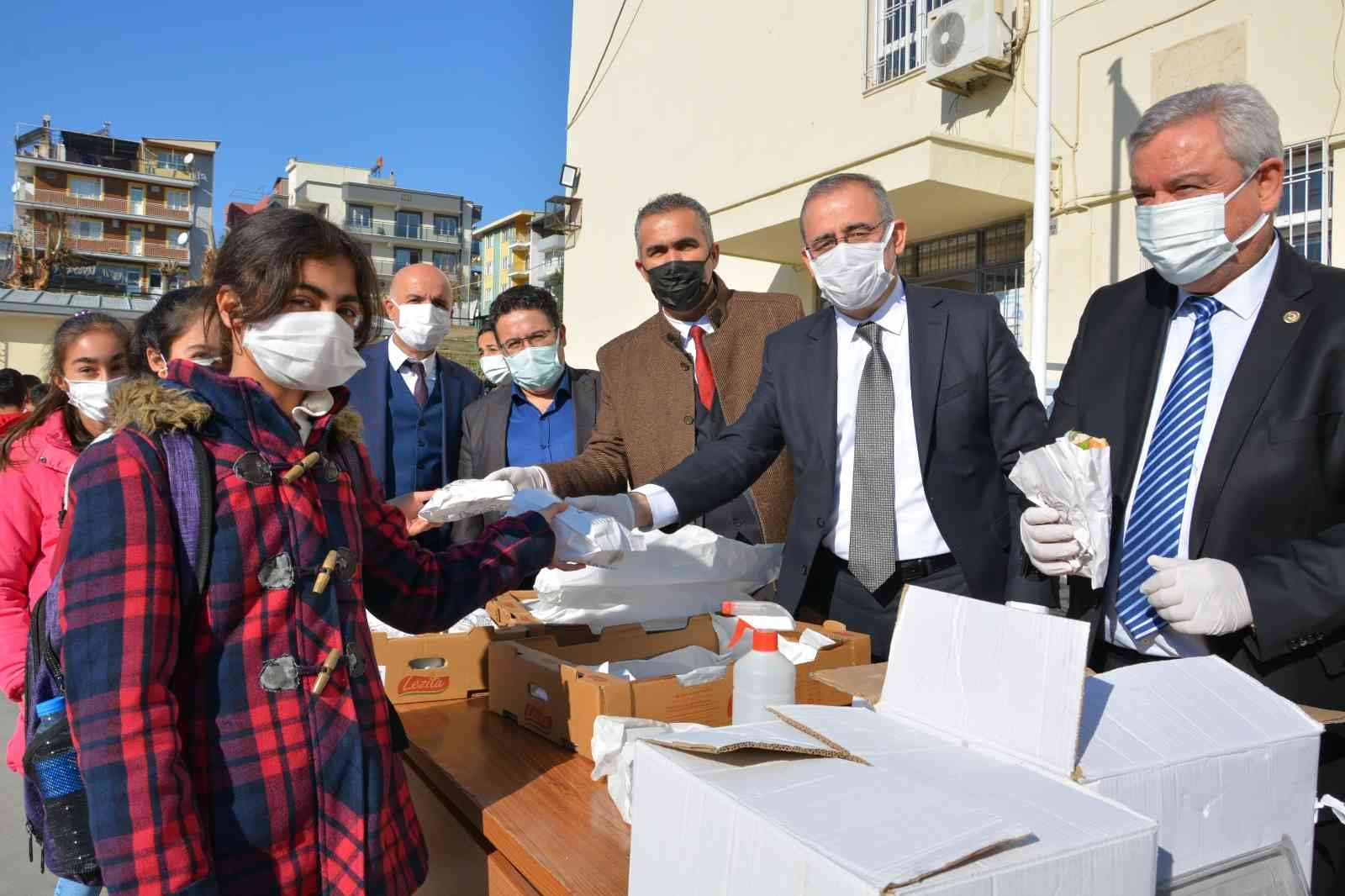 Aydın’da öğrencilere balık ekmek dağıtıldı #aydin
