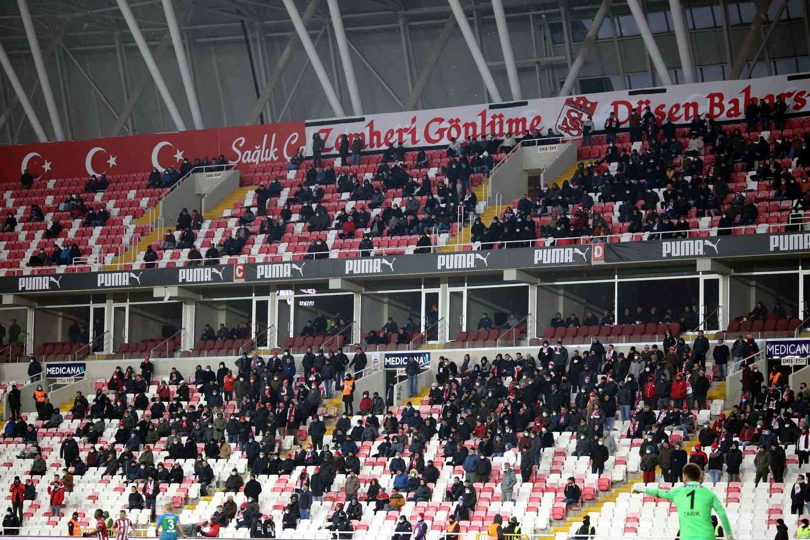 Sivassporlu taraftarlar Rizespor maçına ilgi göstermedi #sivas