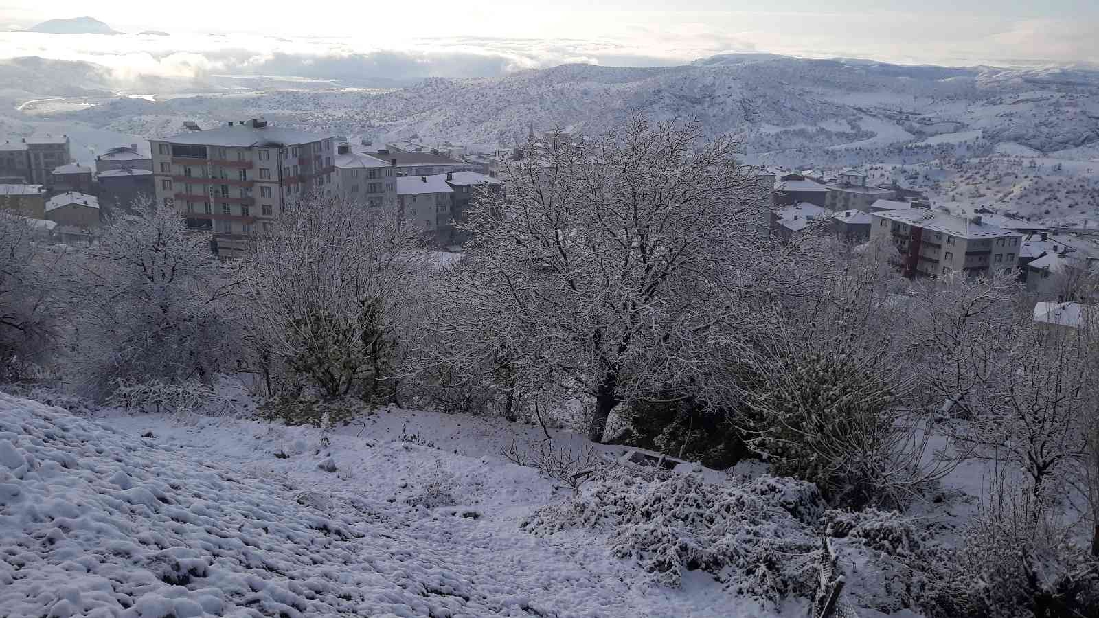 Kulp’ta mevsimin ilk karı yağışıyla eğitime 1 gün ara verildi #diyarbakir