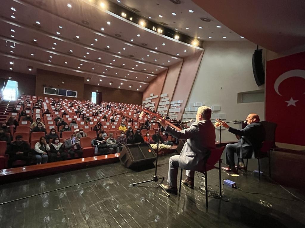 Âşıklar saz çalıp türkülerle atıştı #eskisehir