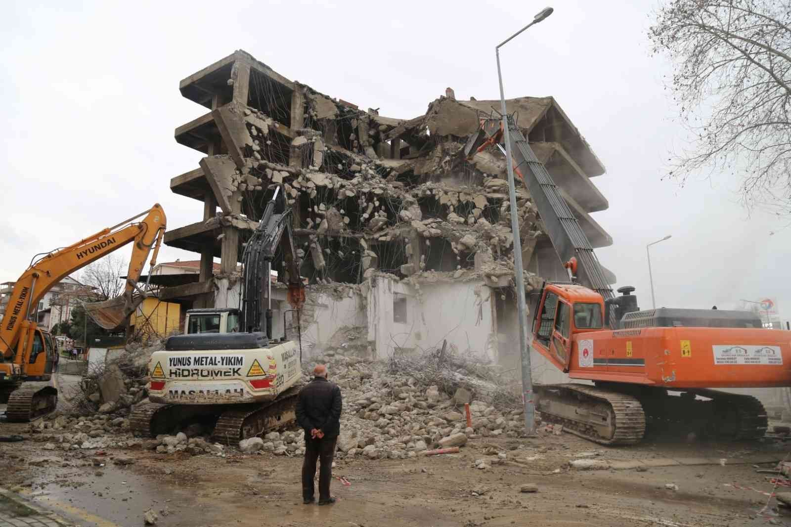 Gölcük’te depremin izleri silinmeye devam ediyor #kocaeli
