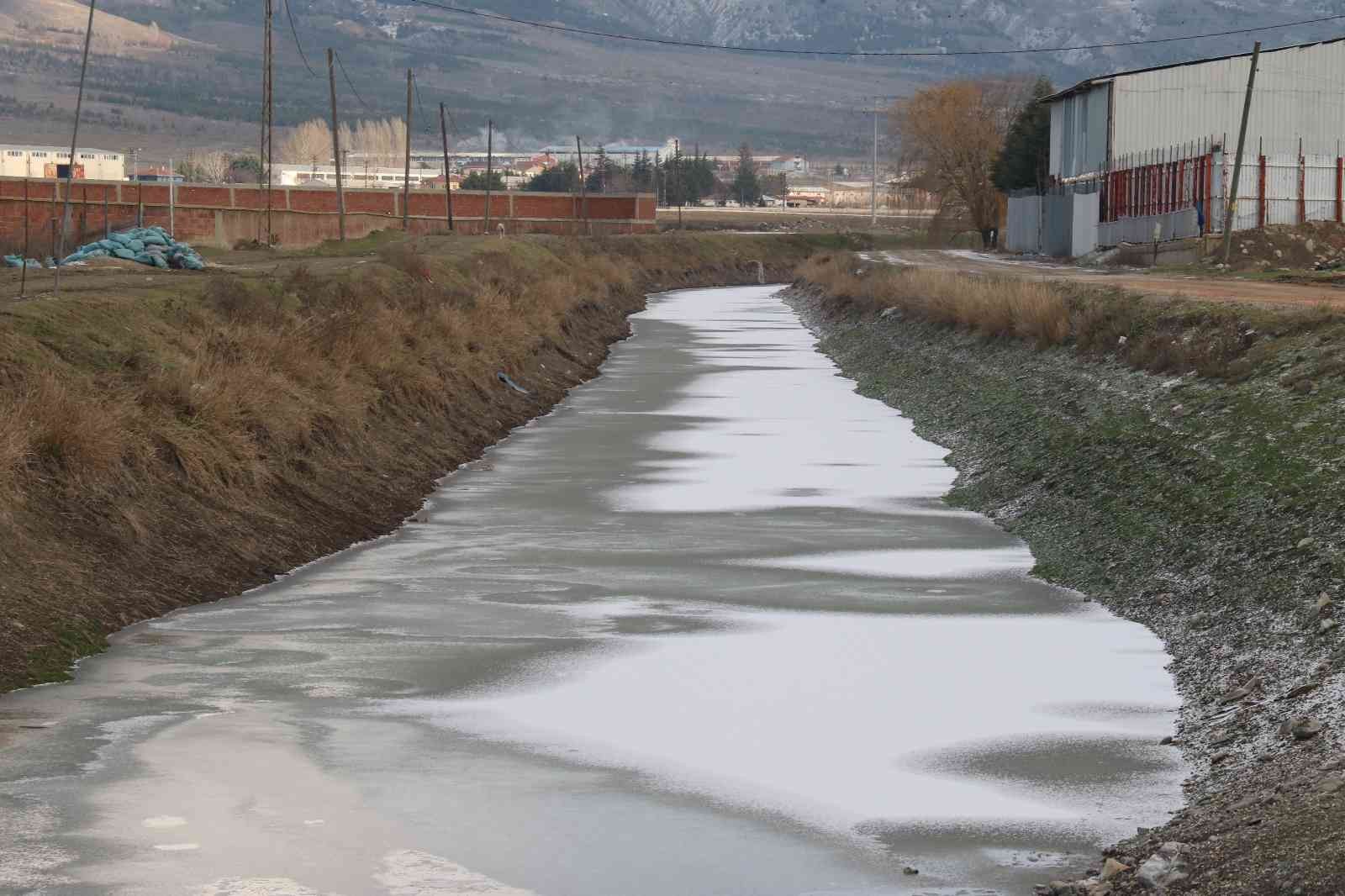 Eskişehir’de soğuk hava sulama kanalını dondurdu #eskisehir