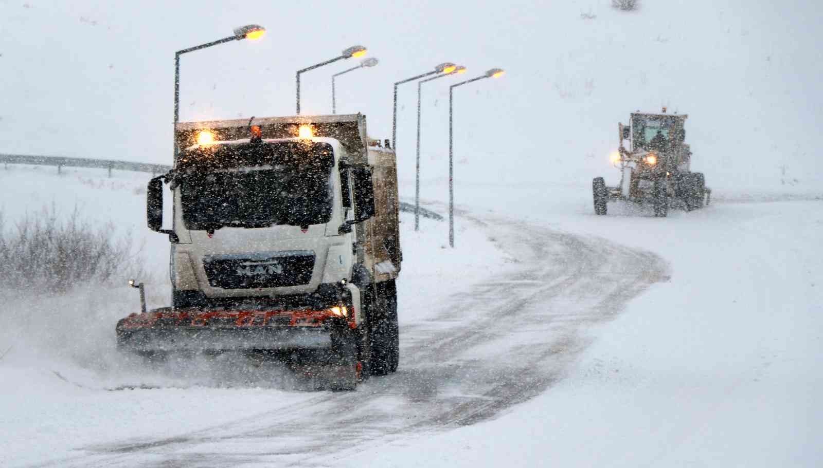 2190 rakımlı Kızıldağ geçidinde kar ve tipiden ulaşım ağır tonajlı araçların geçişine kapatıldı #erzincan