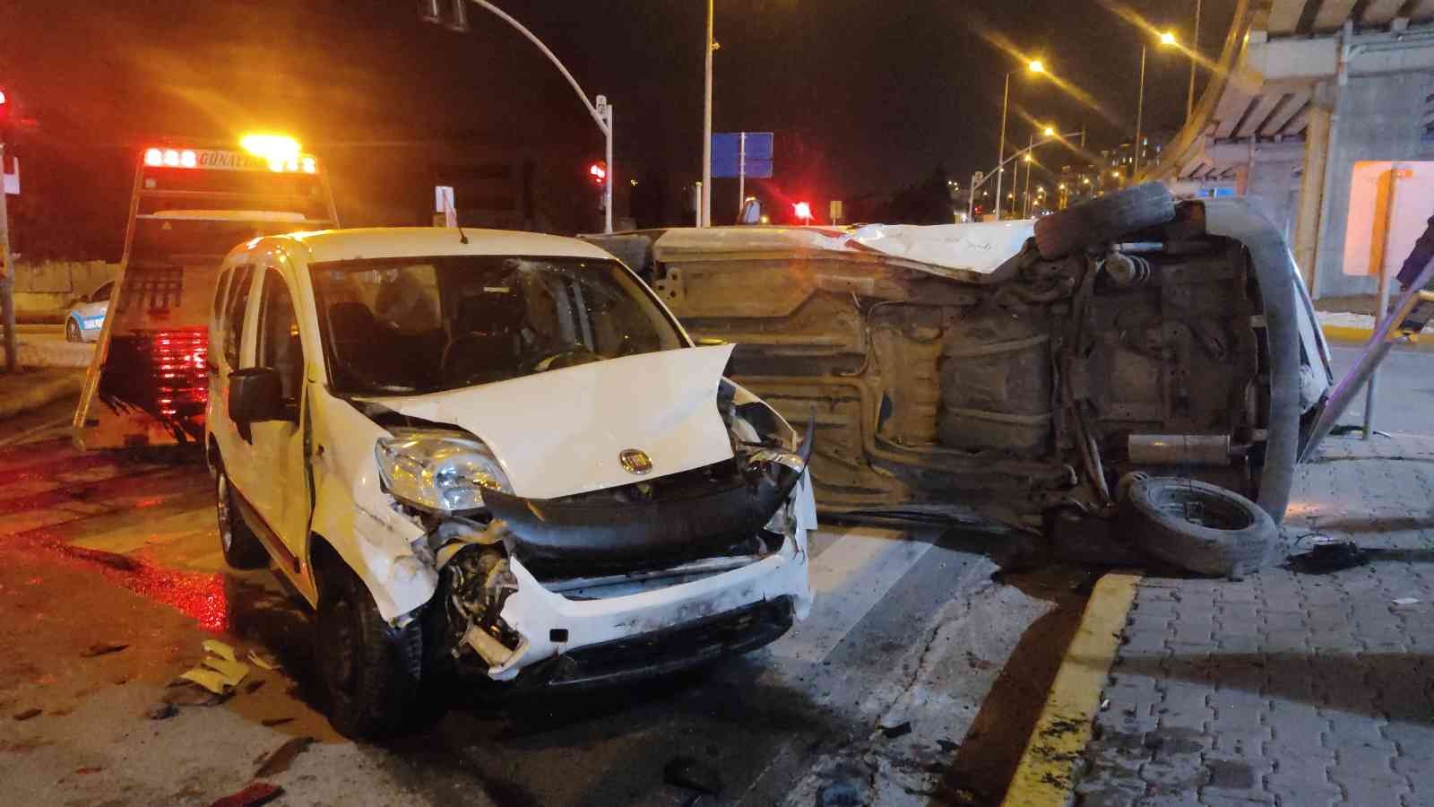 İki hafif ticari araç kavşakta çarpıştı: 2 yaralı #kocaeli