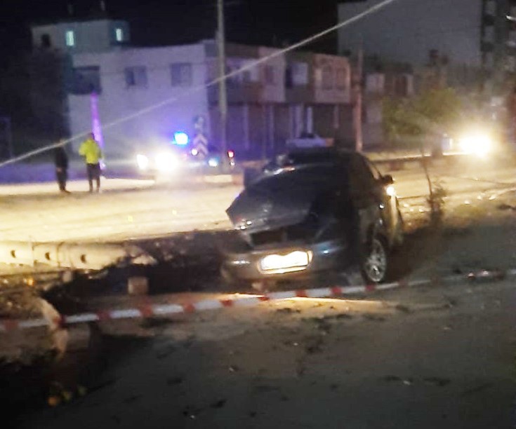 Otomobilin çarptığı elektrik direği devrildi, sürücü yaralandı #osmaniye