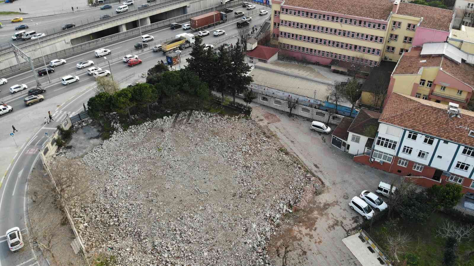 Yaklaşık 2.5 yıl önce yıktırılan caminin projesi bile ortada yok #istanbul