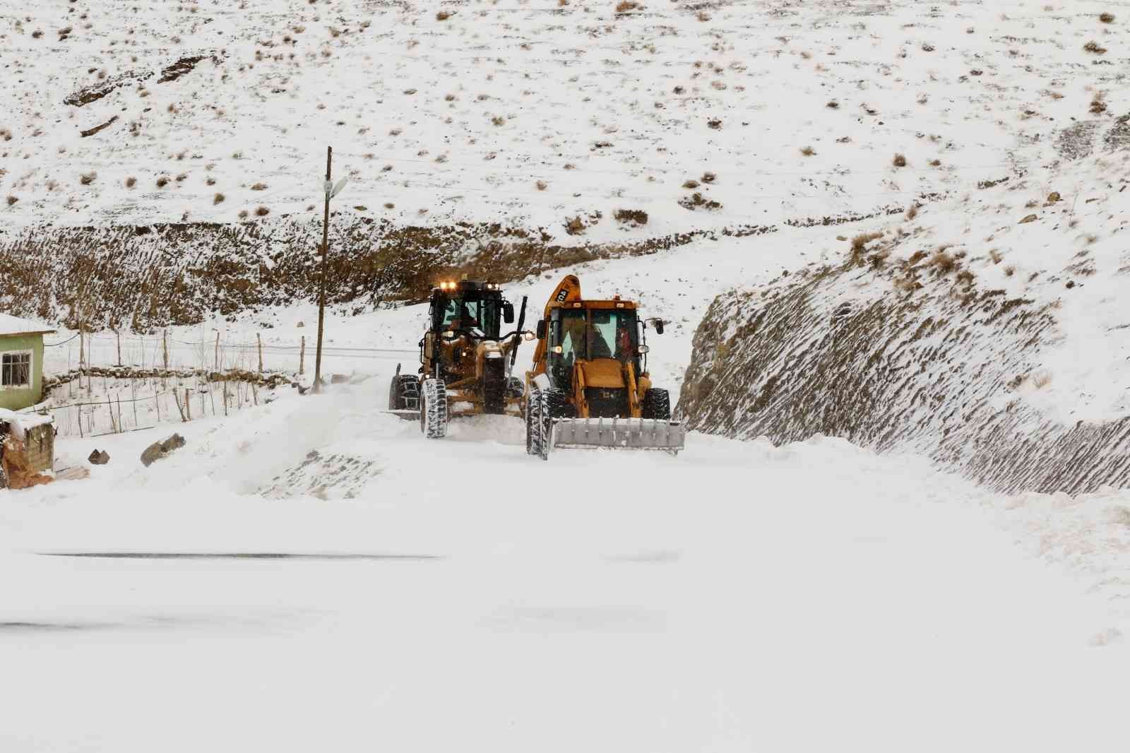 Van Büyükşehir Belediyesinin karla mücadele çalışmaları sürüyor