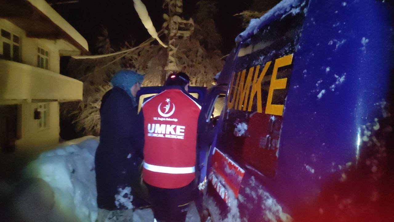 Kar nedeniyle köy yolu kapanan hastanın imdadına UMKE ekipleri yetişti #zonguldak
