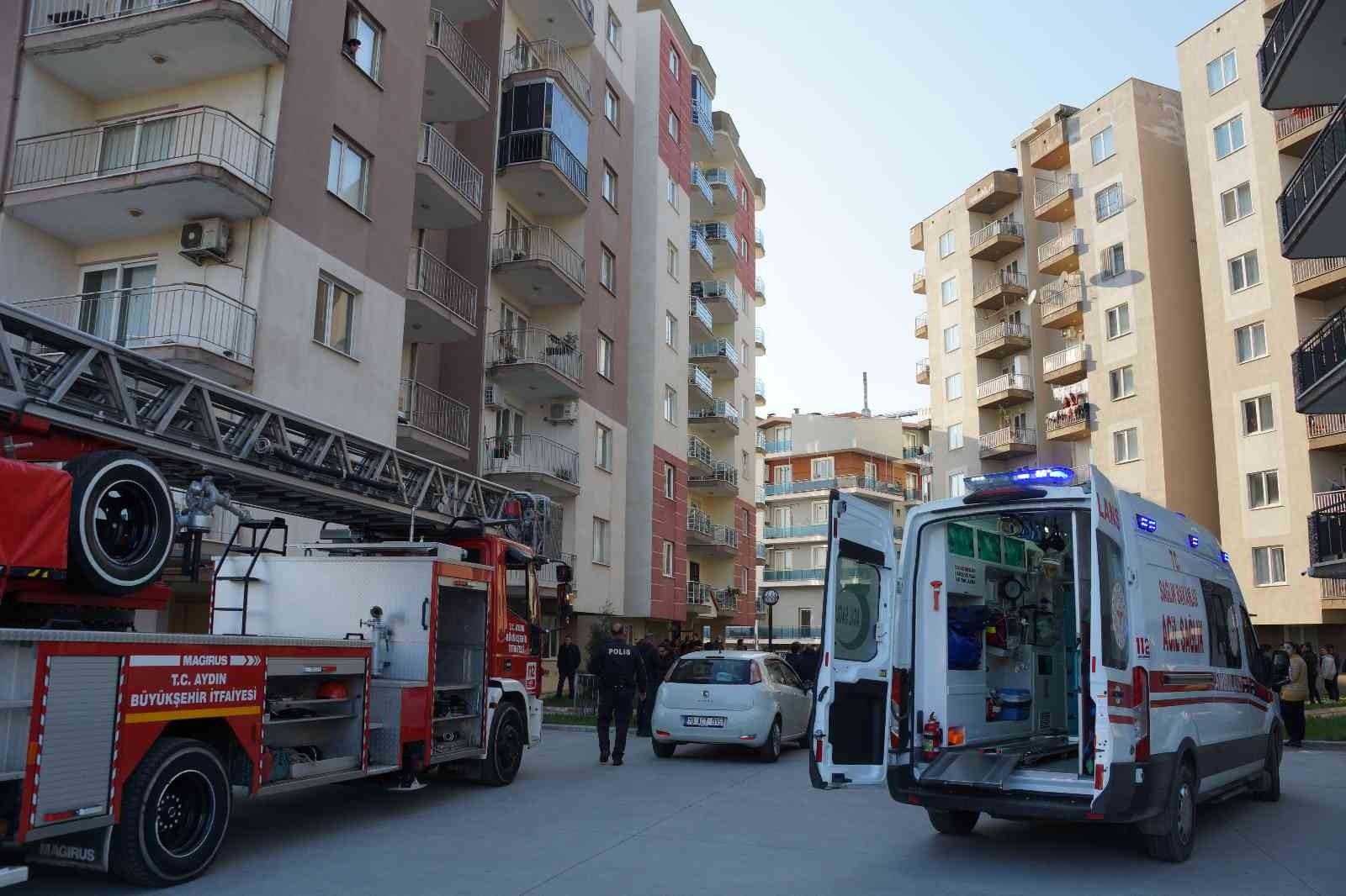 Dokuzuncu kattan atlayan genç kız öldü, diğeri son anda kurtarıldı #aydin