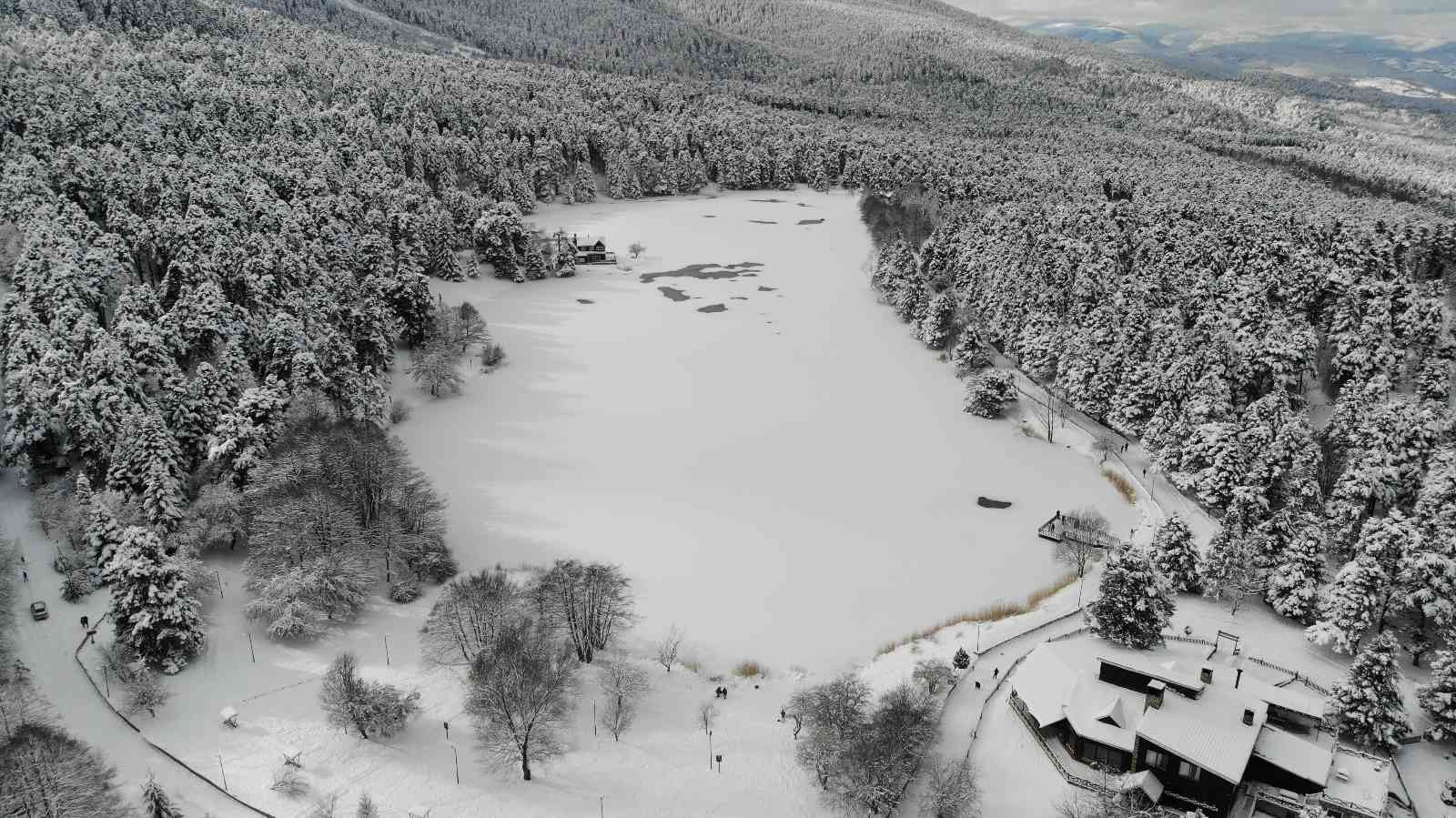 Gölcük Tabiat Parkı’ndaki göl buzla kaplandı #bolu