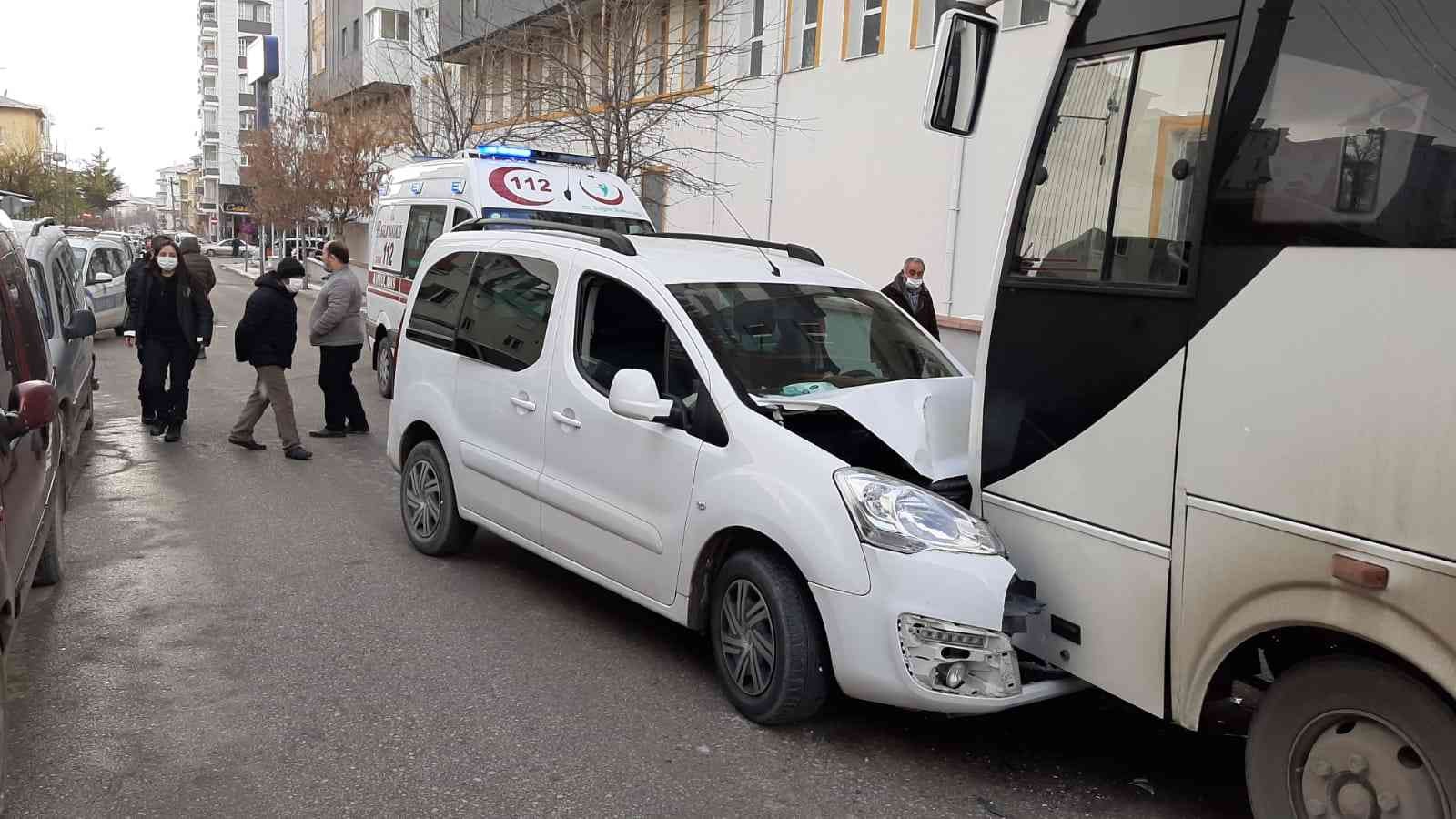 Hafif ticari araç ile midibüs çarpıştı: 1 yaralı #corum