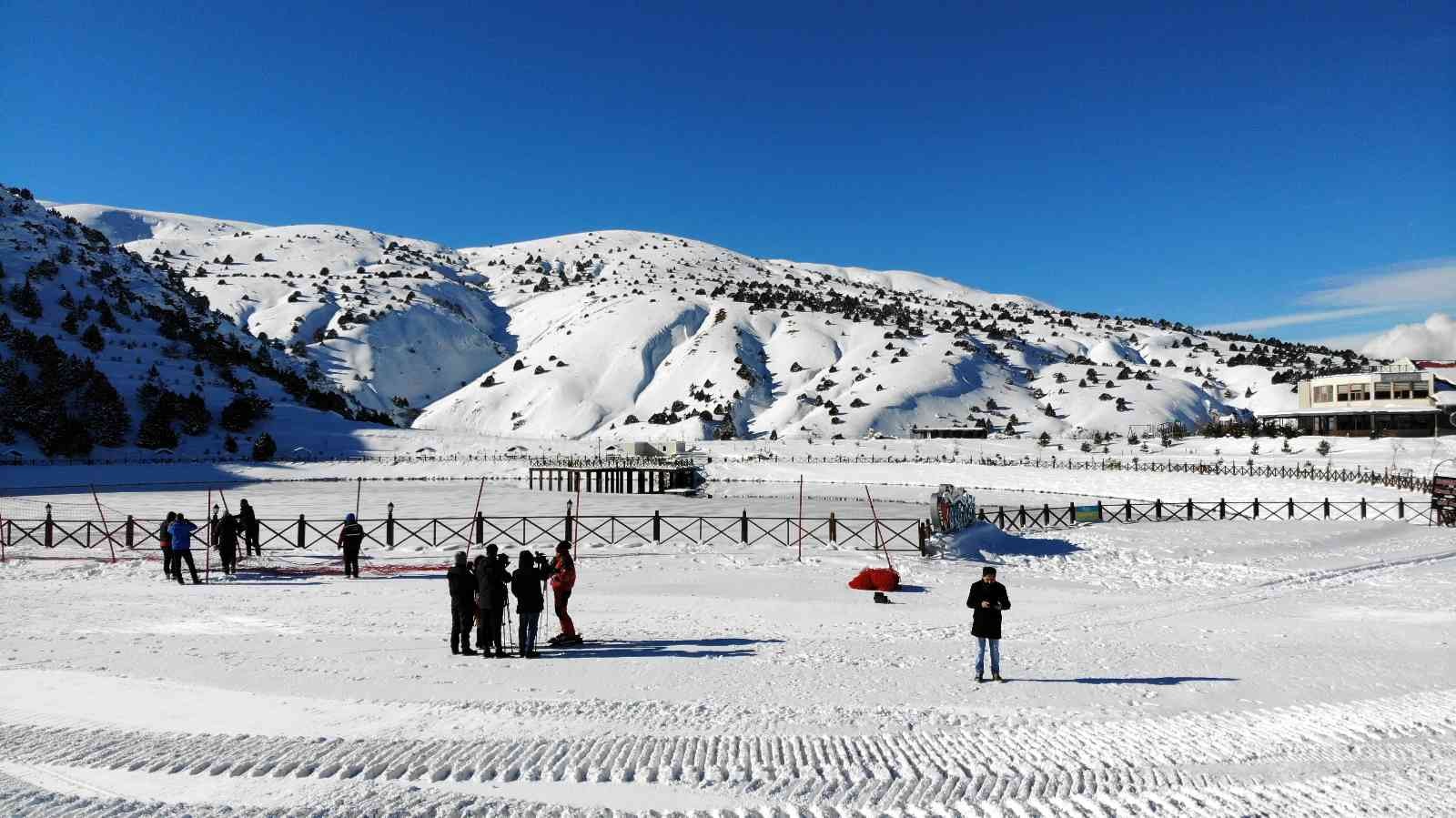 Yüzeyi buz tutan Ardıçlı Gölü mest ediyor #erzincan