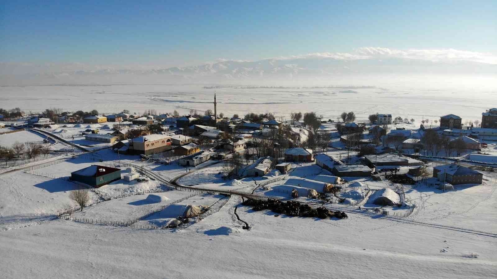 Muş’ta bin 600 rakımlı dağ köyleri kara gömüldü #mus