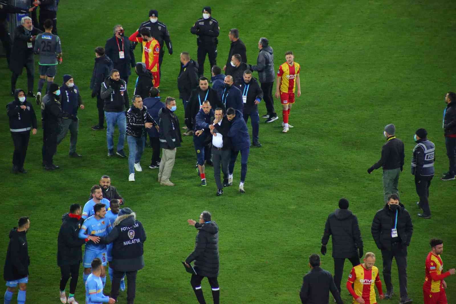 Yeni Malatyaspor-Kayserispor maçı sonrası hakem sahadan çıkamadı #malatya