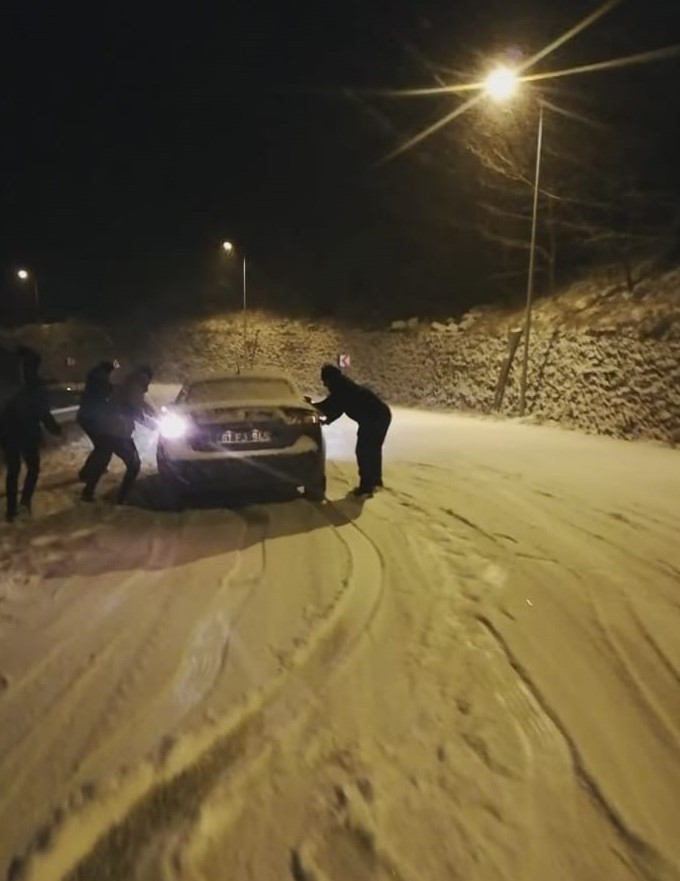 Buz pistine dönen karlı yolda sürücüler zor anlar yaşadı