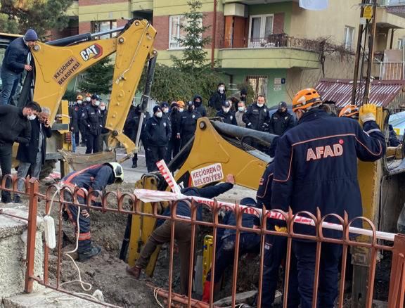 Kanalizasyon çalışması sırasında göçük altında kalan 1 işçi kurtarıldı #ankara
