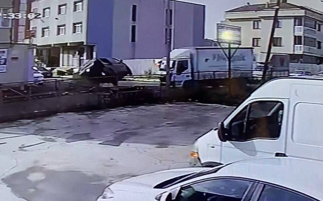 Ataşehir’de kamyonete çarpan araç yan yattı: 2’si çocuk 3 yaralı #istanbul