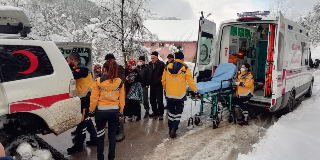 Yaşlı hastaya paletli ambulansla ulaşıldı #bartin
