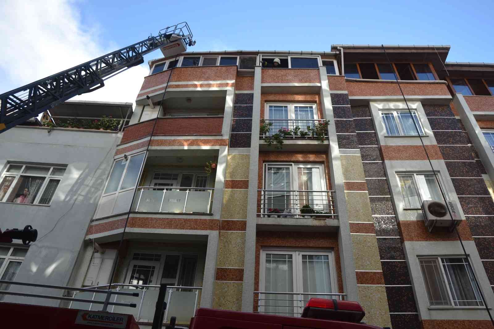 Biga’da bir apartmanın teras katında yangın çıktı #canakkale