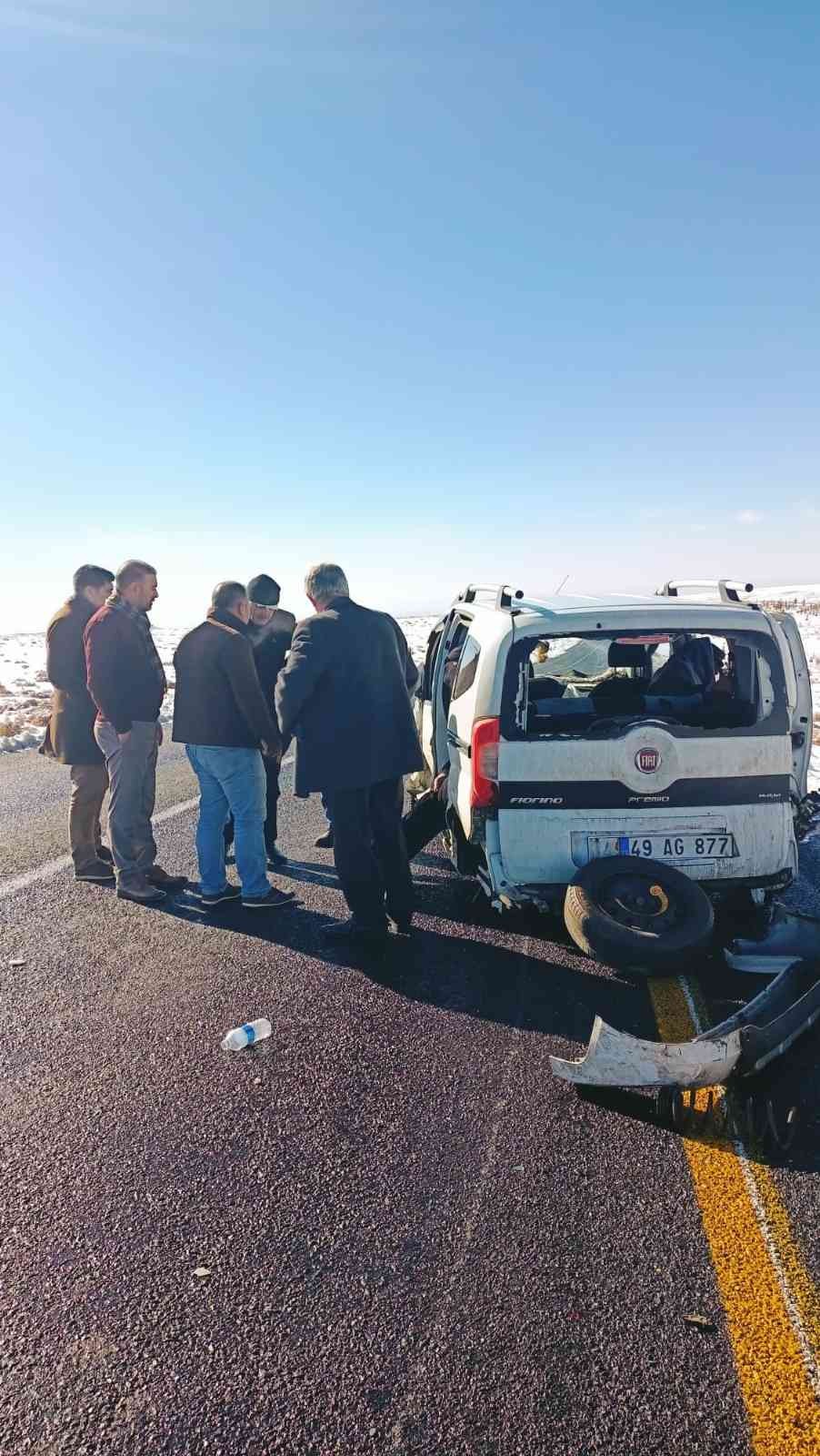 Hatalı sollama sonucu 3 araç birbirine girdi #diyarbakir