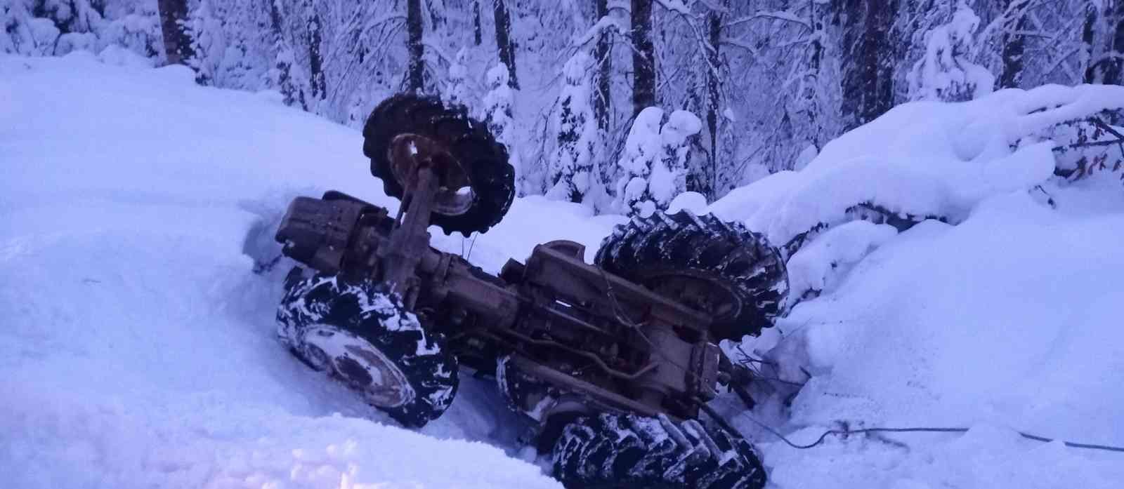Karla kaplı yolda traktör takla attı: 1 yaralı #duzce