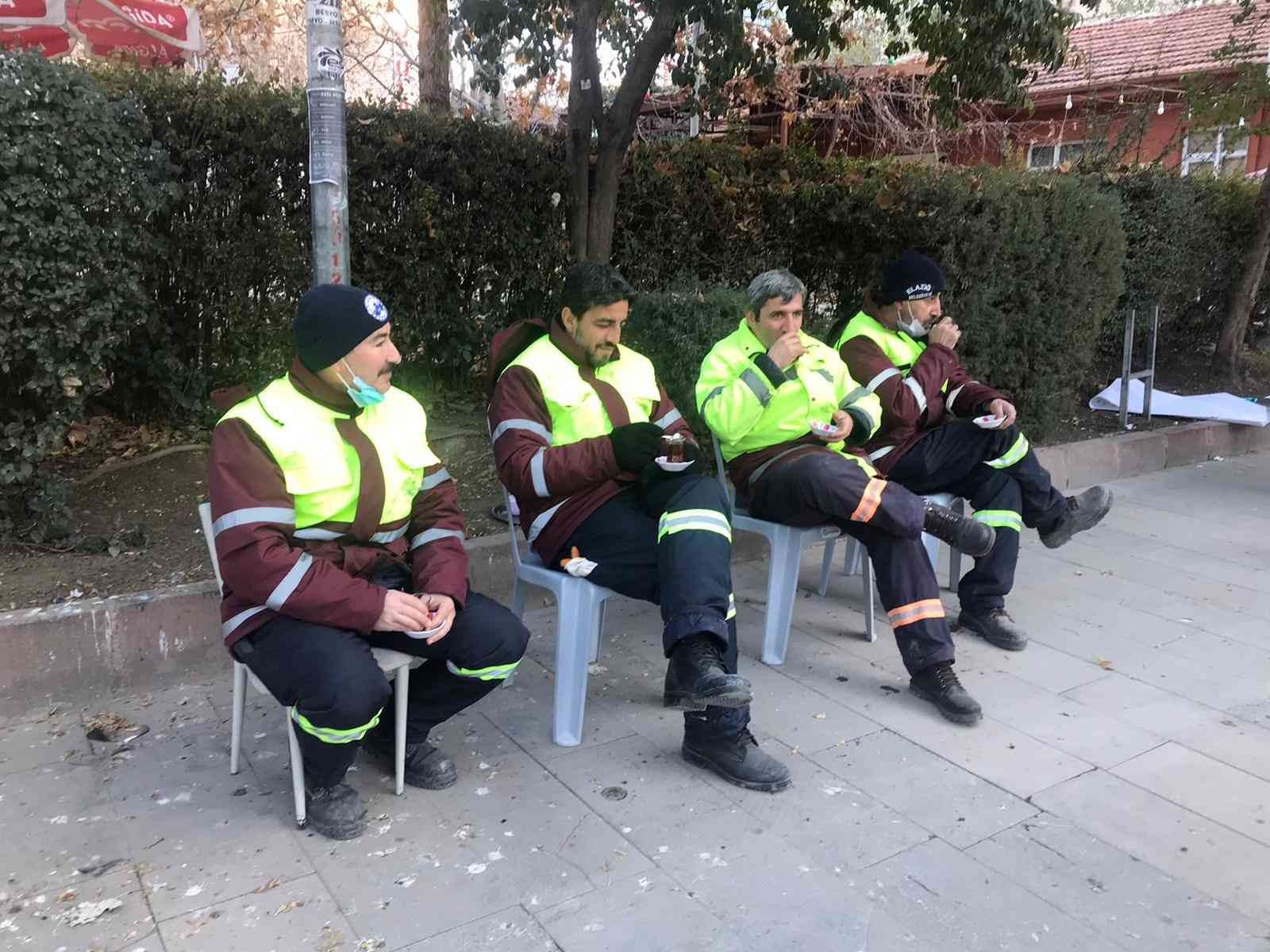 Elazığ’da temizlik görevlileri oturdu, öğrenciler caddeleri temizledi #elazig