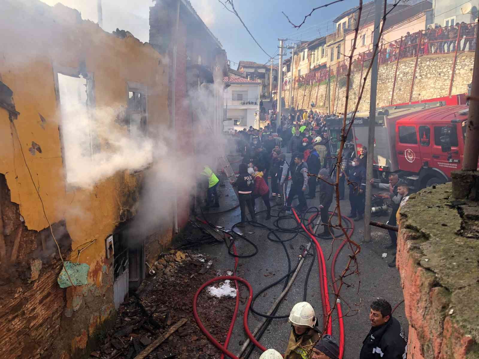 İzmir’de yangın dehşeti: 3 çocuk hayatını kaybetti #izmir