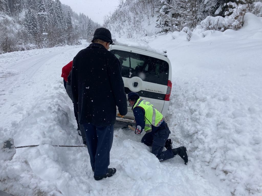Kar birikintisine saplanan sürücünün imdadına jandarma yetişti #kastamonu