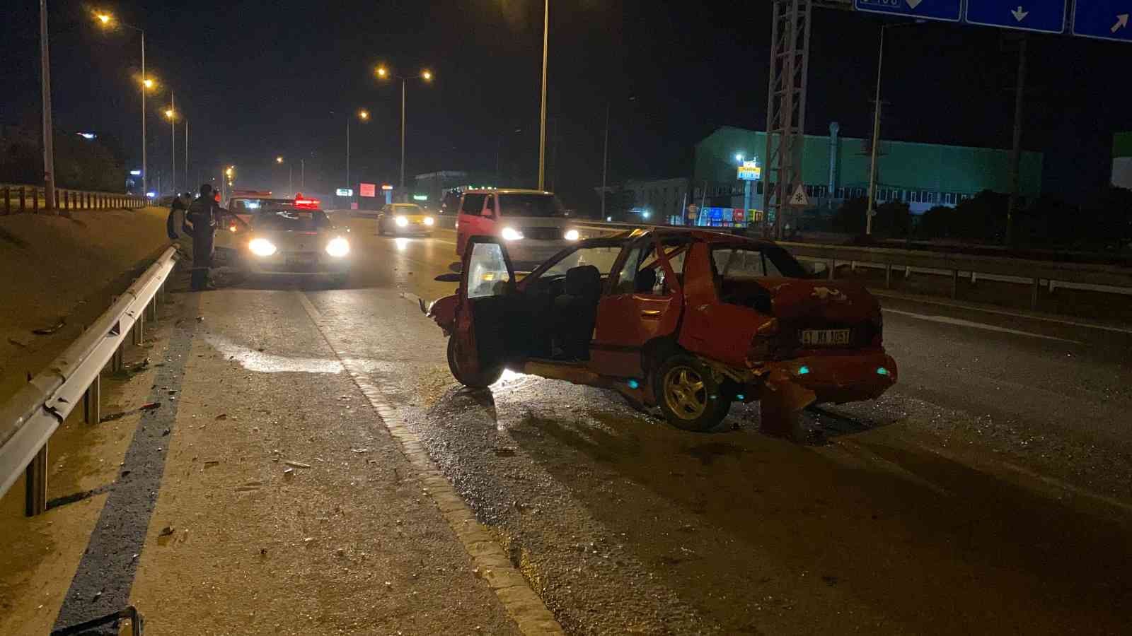 D-100’de bariyere çarpan otomobildeki 5 kişi yaralandı #kocaeli