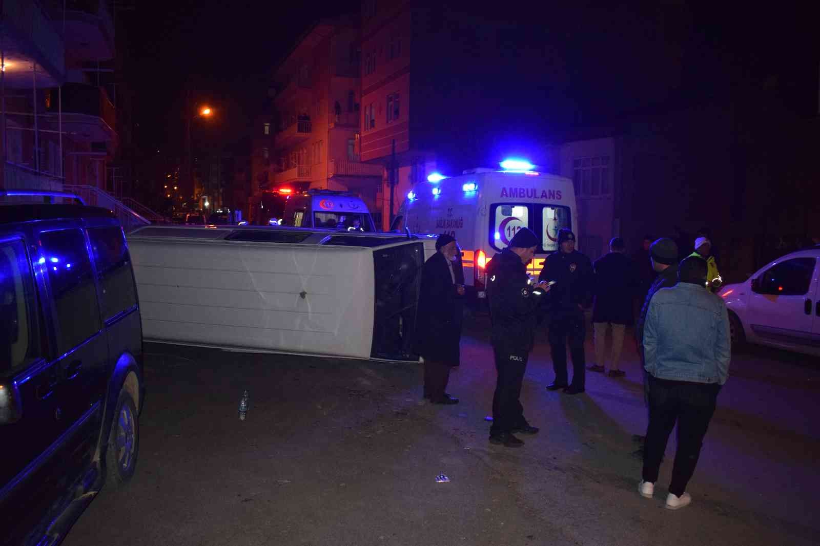 Hafif ticari araçla çarpışan minibüs devrildi: 5 yaralı #malatya