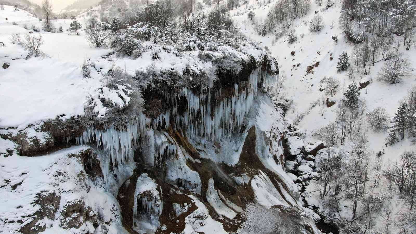 Sivas’ta Sibirya soğukları şelaleyi dondurdu #sivas