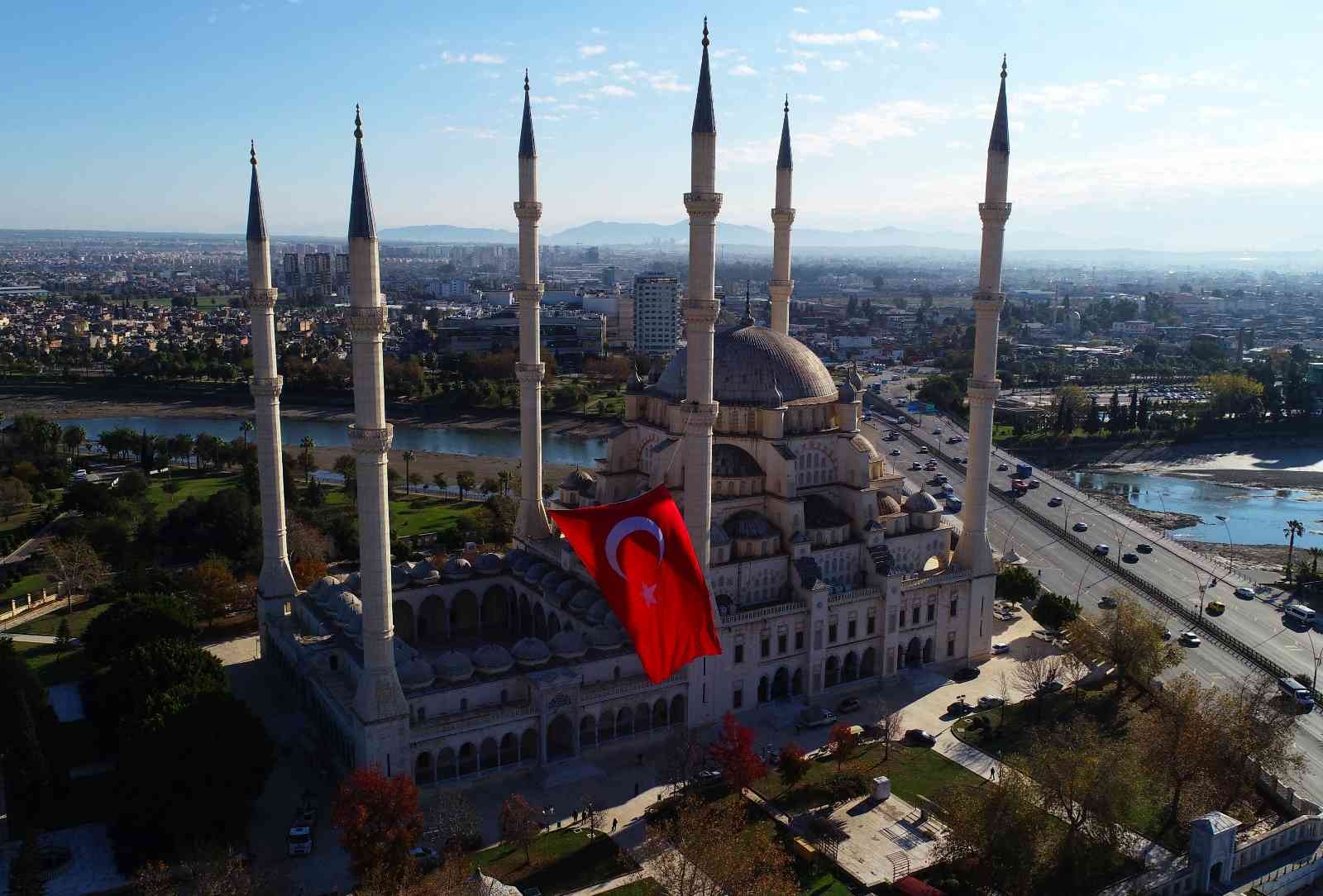 Türkiye’nin en büyük ilk Türk bayrağı Merkez Camisi’ne asıldı #adana