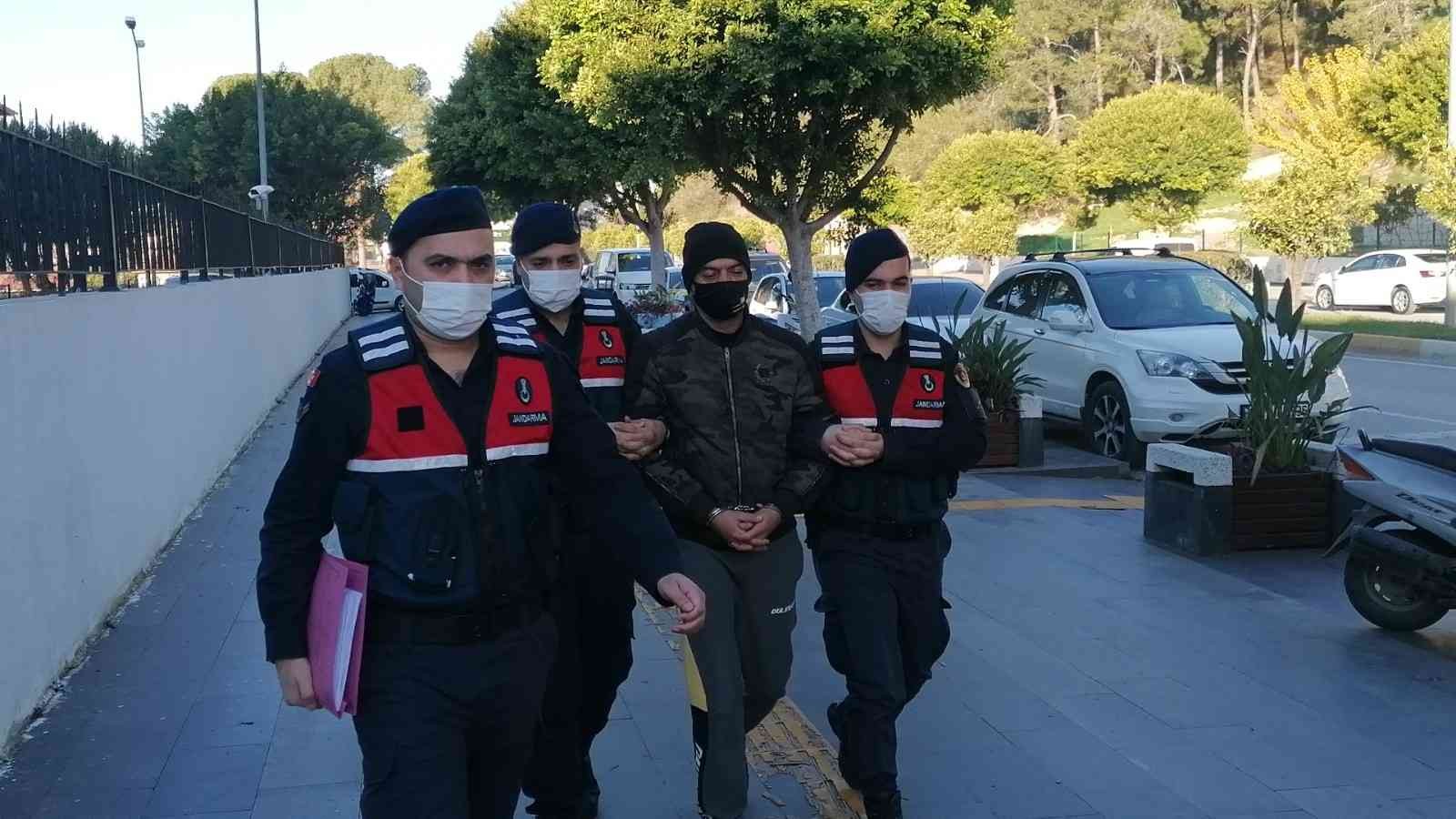 İş yerinin camını kırıp dizüstü bilgisayarı çaldı #antalya