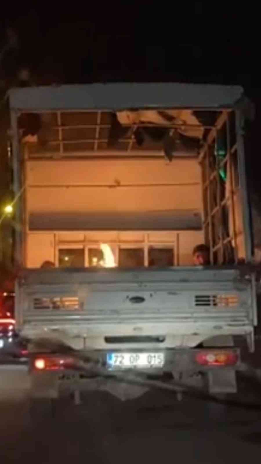Vatandaşlar eksi 2 derecede kamyonetin kasasında ateş yakarak ısındı #batman
