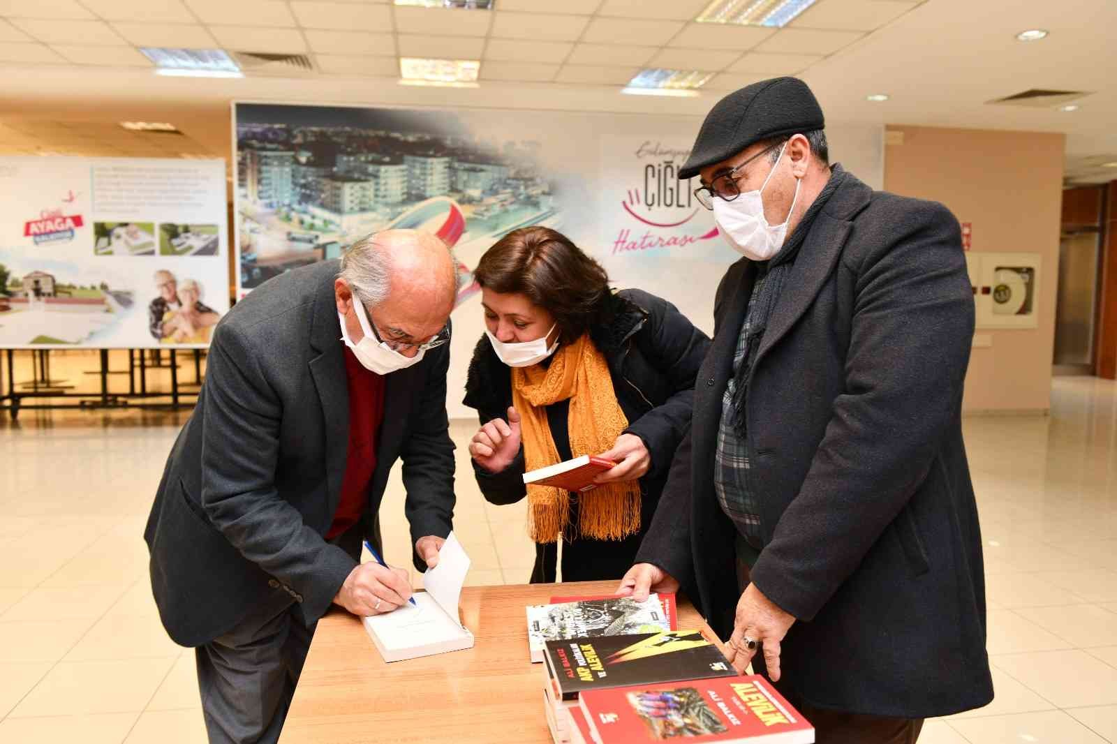 Çiğlili edebiyatseverler Fakir Baykurt imza gecesinde buluştu #izmir