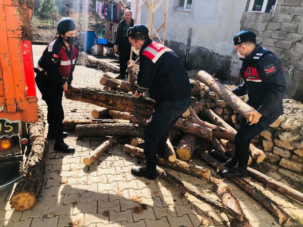 Jandarmadan ihtiyaç sahibi ailelere 10 ton odun yardımı #kahramanmaras