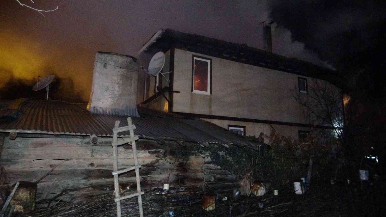 İki katlı ahşap ev ve ahır yangına teslim oldu #kastamonu